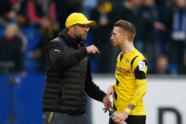 HAMBURG, GERMANY - MARCH 07:  Head coach Juergen Klopp (L) reacts with Marco Reus of Dortmund after the First Bundesliga match between Hamburger SV and Borussia Dortmund at Imtech Arena on March 7, 2015 in Hamburg, Germany.  (Photo by Boris Streubel/Getty Images)