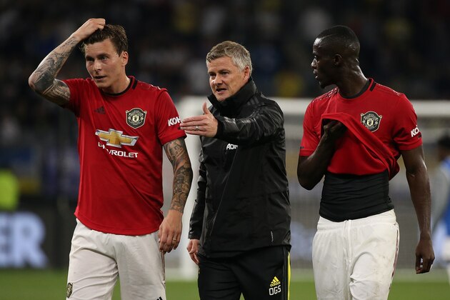 PERTH, AUSTRALIA - JULY 17: Ole Gunnar Solskjaer manager of Manchester United talks with Victor Lindelof and Eric Bailly as players walk from the field at half time during a pre-season friendly match between Manchester United and Leeds United at Optus Stadium on July 17, 2019 in Perth, Australia. (Photo by Paul Kane/Getty Images)