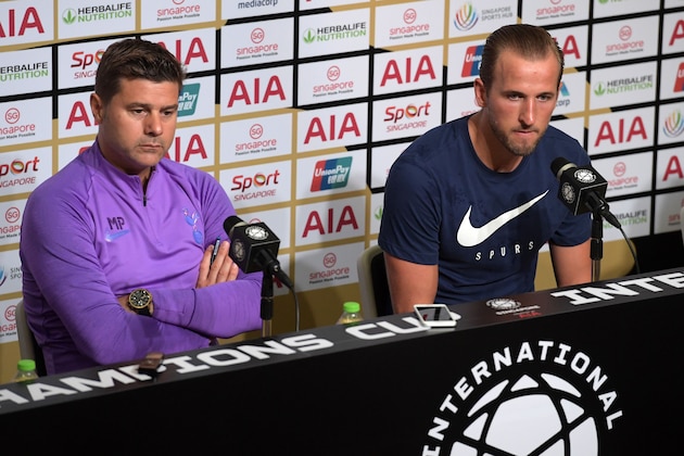 Tottenham Hotspur's Harry Kane (R) and team manager Mauricio Pochettino attend a press conference in Singapore on July 19, 2019, ahead of their International Champions Cup football match against Juventus. (Photo by Roslan RAHMAN / AFP)        (Photo credit should read ROSLAN RAHMAN/AFP/Getty Images)