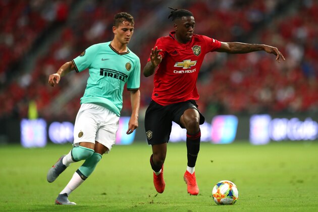 SINGAPORE - JULY 20: Aaron Wan-Bissaka of Manchester United and Sebastiano Esposito of FC Internazionale compete for the ball during the 2019 International Champions Cup match between Manchester United and FC Internazionale at the Singapore National Stadium on July 20, 2019 in Singapore. (Photo by Yong Teck Lim/International Champions Cup/Getty Images)