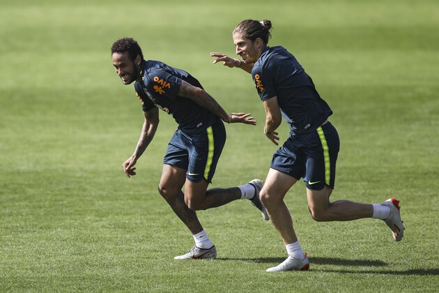 TERESOPOLIS, BRAZIL - JUNE 01: Filipe Luis (R) and Neymar Jr joke during a training session of the Brazilian national football team at the squad's Granja Comary training complex on June 01, 2019 in Teresopolis, Brazil. (Photo by Buda Mendes/Getty Images)