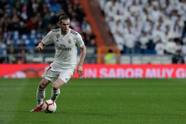 MADRID, SPAIN - MARCH 31: Gareth Bale of Real Madrid CF controls the ball during the La Liga match between Real Madrid CF and SD Huesca at Estadio Santiago Bernabeu on March 31, 2019 in Madrid, Spain. (Photo by Gonzalo Arroyo Moreno/Getty Images)