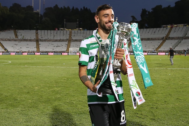 OEIRAS, PORTUGAL - MAY 25:  Bruno Fernandes of Sporting CP celebrates with trophy after winning the Taca de Portugal Final at the end of the Taca de Portugal Final match between Sporting CP and FC Porto at Estadio Nacional on May 25, 2019 in Oeiras, Portugal.  (Photo by Gualter Fatia/Getty Images)