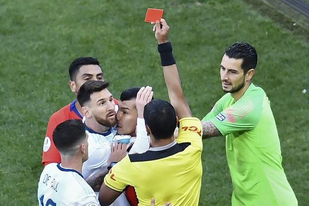 TOPSHOT - Paraguayan referee Mario Diaz de Vivar shows the red card to Argentina's Lionel Messi and Chile's Gary Medel as they have a physical encounter during the Copa America football tournament third-place match at the Corinthians Arena in Sao Paulo, Brazil, on July 6, 2019. (Photo by EVARISTO SA / AFP)        (Photo credit should read EVARISTO SA/AFP/Getty Images)