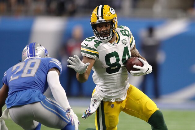 DETROIT, MI - OCTOBER 07: Lance Kendricks #84 of the Green Bay Packers looks for yardage against Quandre Diggs #28 of the Detroit Lions during the first half at Ford Field on October 7, 2018 in Detroit, Michigan. (Photo by Gregory Shamus/Getty Images)