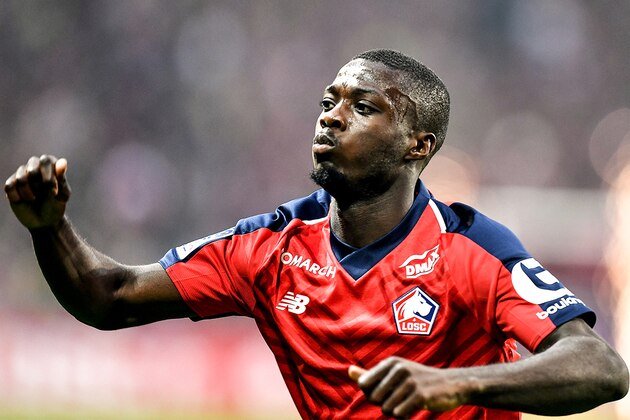 LILLE, FRANCE - MAY 12: Lille's player Nicolas Pepe fights for the ball with Bordeaux Otavio during the match Lille vs Bordeaux at Stade Pierre Mauroy on May 12, 2019 in Lille, France. (Photo by Sylvain Lefevre/Getty Images)