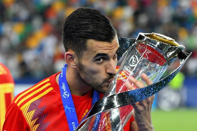 UDINE, ITALY - JUNE 30:  Dani Ceballos of Spain celebrates the victory with the trophy at the end the 2019 UEFA U-21 Final between Spain and Germanyat Stadio Friuli on June 30, 2019 in Udine, Italy.  (Photo by Alessandro Sabattini/Getty Images)