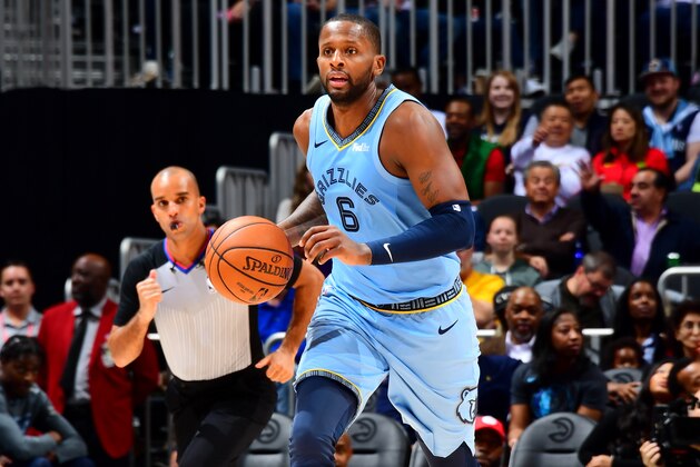 ATLANTA, GA - MARCH 13: CJ Miles #6 of the Memphis Grizzlies brings the ball up the court against the Atlanta Hawks on March 13, 2019 at State Farm Arena in Atlanta, Georgia.  NOTE TO USER: User expressly acknowledges and agrees that, by downloading and/or using this Photograph, user is consenting to the terms and conditions of the Getty Images License Agreement. Mandatory Copyright Notice: Copyright 2019 NBAE (Photo by Scott Cunningham/NBAE via Getty Images)