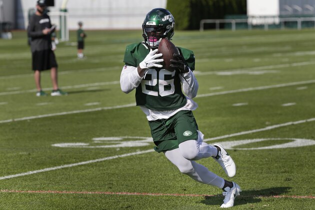 New York Jets running back Le'Veon Bell participates during practice at the NFL football team's training camp in Florham Park, N.J., Thursday, July 25, 2019. (AP Photo/Seth Wenig)