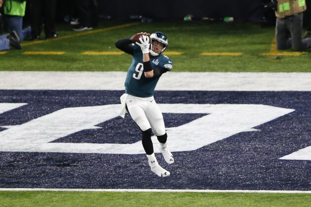 MINNEAPOLIS, MN - FEBRUARY 04: Nick Foles #9 of the Philadelphia Eagles catches a one-yard touchdown pass during the game against the New England Patriots in Super Bowl LII at U.S. Bank Stadium on February 4, 2018 in Minneapolis, Minnesota. (Photo by Michael Zagaris/Getty Images)