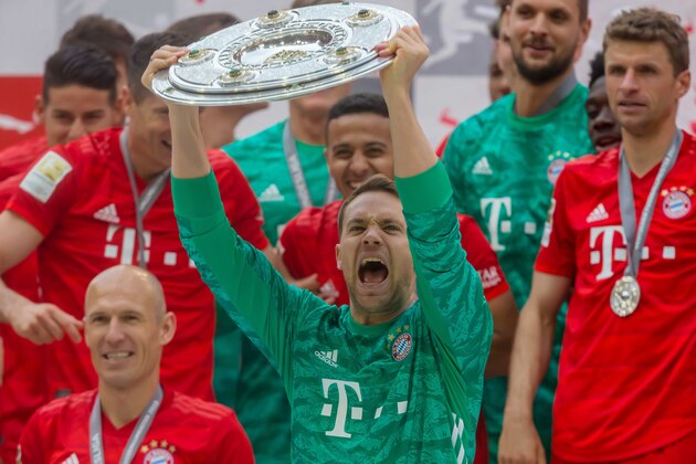 MUNICH, GERMANY - MAY 18: Goalkeeper Manuel Neuer of FC Bayern Muenchen with the championship trophy after the Bundesliga match between FC Bayern Muenchen and Eintracht Frankfurt at Allianz Arena on May 18, 2019 in Munich, Germany. (Photo by TF-Images/Getty Images)