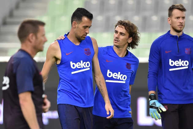 FC Barcelona's French forward Antoine Griezmann (2nd R) chats with Spanish midfielder Sergio Busquets (2nd L) during a pre-match training session ahead of the Rakuten Cup football match between Vissel Kobe and FC Barcelona, in Kobe on July 26, 2019. (Photo by Kazuhiro NOGI / AFP) / The erroneous mention[s] appearing in the metadata of this photo by STR has been modified in AFP systems in the following manner: [KAZUHIRO NOGI/STF] instead of [STR]. Please immediately remove the erroneous mention[s] from all your online services and delete it (them) from your servers. If you have been authorized by AFP to distribute it (them) to third parties, please ensure that the same actions are carried out by them. Failure to promptly comply with these instructions will entail liability on your part for any continued or post notification usage. Therefore we thank you very much for all your attention and prompt action. We are sorry for the inconvenience this notification may cause and remain at your disposal for any further 
