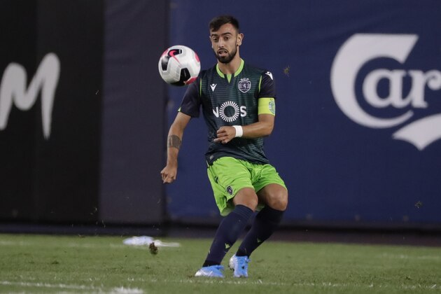 Sporting CP's Bruno Fernandes passes the ball during the first half of a soccer match against Liverpool FC Wednesday, July 24, 2019, in New York. (AP Photo/Frank Franklin II)