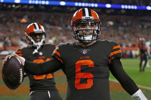 Baker Mayfield, quarterback de los Browns de Cleveland, festeja luego de anotar en una conversión de dos puntos durante el encuentro ante los Jets de Nueva York, el jueves 20 de septiembre de 2018 (AP Foto/Ron Schwane)