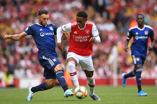 Lyon's French striker Amine Gouiri (L) vies with Arsenal's English midfielder Joe Willock during the pre-season friendly football match for the Emirates Cup between Arsenal and Lyon at The Emirates Stadium in north London on July 28, 2019. (Photo by Ben STANSALL / AFP) / RESTRICTED TO EDITORIAL USE. No use with unauthorized audio, video, data, fixture lists, club/league logos or 'live' services. Online in-match use limited to 75 images, no video emulation. No use in betting, games or single club/league/player publications. /         (Photo credit should read BEN STANSALL/AFP/Getty Images)