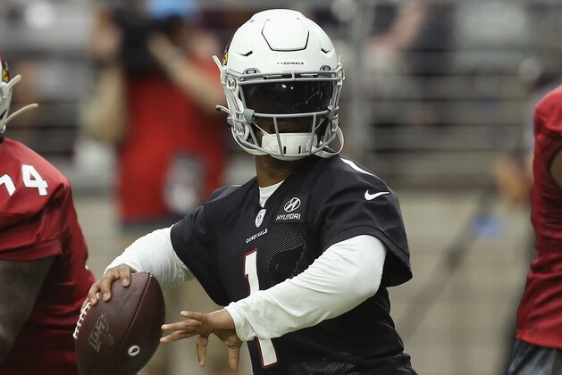 Arizona Cardinals quarterback Kyler Murray gets set to throw the ball during NFL football practice at State Farm Stadium Friday, July 26, 2019, in Glendale, Ariz. (AP Photo/Ross D. Franklin)