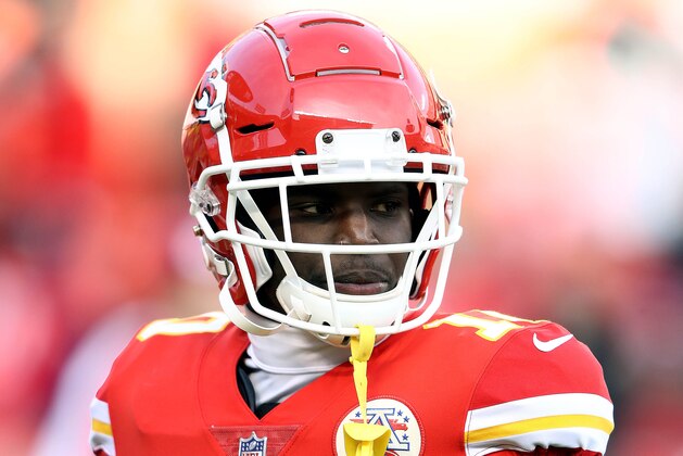 KANSAS CITY, MISSOURI - DECEMBER 30:  Wide receiver Tyreek Hill #10 of the Kansas City Chiefs warms up prior to the game against the Oakland Raiders at Arrowhead Stadium on December 30, 2018 in Kansas City, Missouri. (Photo by Jamie Squire/Getty Images)