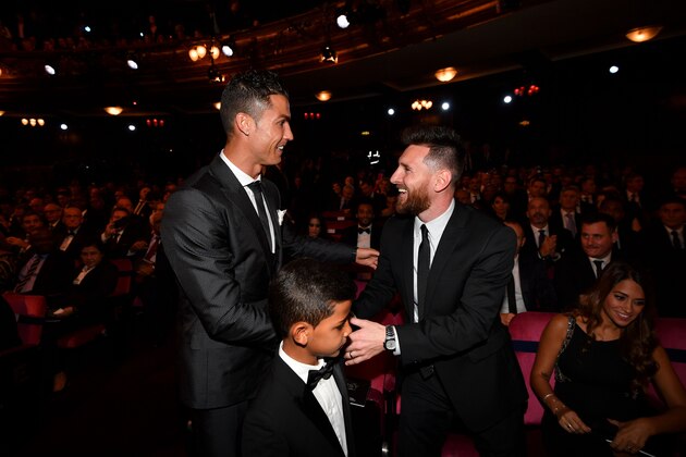 Nominees for the Best FIFA football player, Barcelona and Argentina forward Lionel Messi (R) and Real Madrid and Portugal forward Cristiano Ronaldo (L) chat before taking their seats for The Best FIFA Football Awards ceremony, on October 23, 2017 in London. / AFP PHOTO / Ben STANSALL        (Photo credit should read BEN STANSALL/AFP/Getty Images)