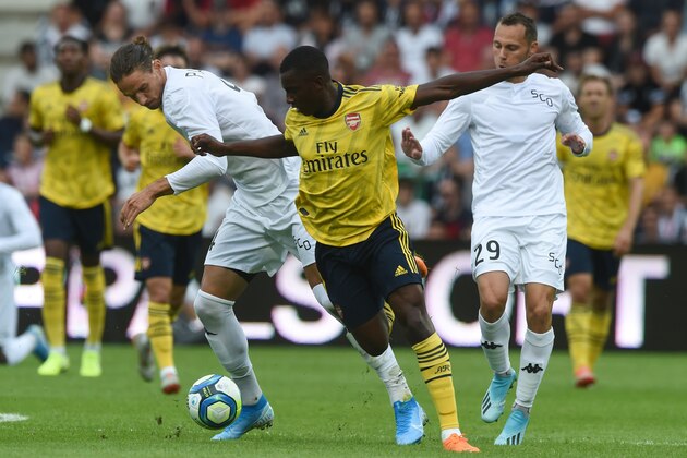 Arsenal's English striker Eddie Nketiah (C) vies with Angers' French defender Mateo Pavlovic (L) and Angers' French defender Vincent Manceau (R) during the international friendly football match between Angers SCO and Arsenal FC, at the Raymond-Kopa Stadium, in Angers, northwestern France, on July 31, 2019. (Photo by JEAN-FRANCOIS MONIER / AFP)        (Photo credit should read JEAN-FRANCOIS MONIER/AFP/Getty Images)