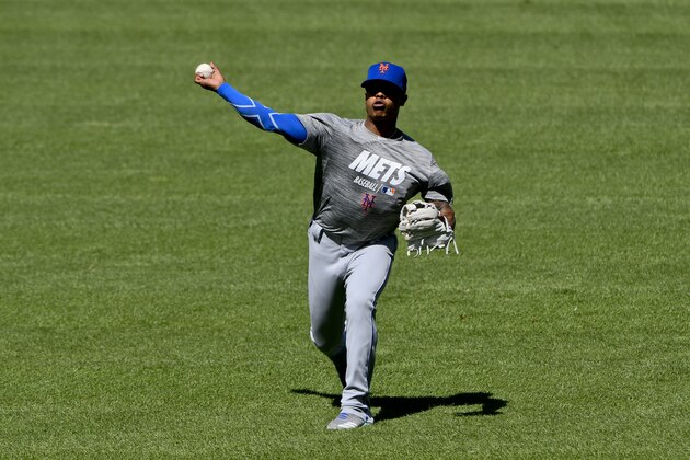 New York Mets pitcher Marcus Stroman warms up before the teams baseball game against the Chicago White Sox Wednesday, July 31, 2019, in Chicago. (AP Photo/Matt Marton)