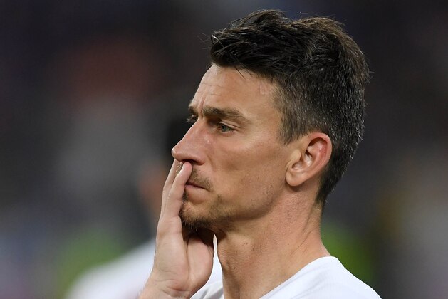 BAKU, AZERBAIJAN - MAY 29:  Laurent Koscielny of Arsenal looks dejected following his sides defeat in the UEFA Europa League Final between Chelsea and Arsenal at Baku Olimpiya Stadionu on May 29, 2019 in Baku, Azerbaijan. (Photo by Michael Regan/Getty Images)