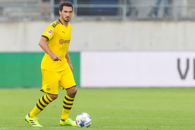 ST GALLEN, SWITZERLAND - JULY 30: Mats Hummels of Borussia Dortmund controls the ball during the pre-season friendly match between FC St. Gallen and Borussia Dortmund at Kybunpark on July 30, 2019 in St Gallen, Switzerland. (Photo by TF-Images/Getty Images)
