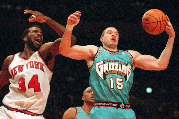 Vancouver Grizzlies forward Aaron Williams (15) grabs a rebound away from New York Knicks forward Charles Oakley (34) in the first quarter Tuesday, March 18, 1997, in New York. (AP Photo/Kevin Larkin)