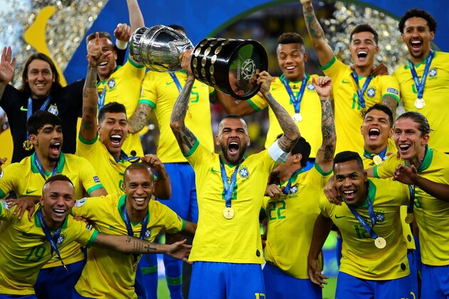 RIO DE JANEIRO, BRAZIL - JULY 07: Dani Alves of Brazil lifts the trophy following the Copa America Brazil 2019 Final match between Brazil and Peru at Maracana Stadium on July 07, 2019 in Rio de Janeiro, Brazil. (Photo by Chris Brunskill/Fantasista/Getty Images)