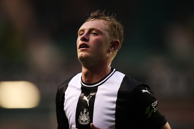 EDINBURGH, SCOTLAND - JULY 30: Sean Longstaff of Newcastle United is seen in action during the Pre-Season Friendly match between Hibernian and Newcastle United at Easter Road on July 30, 2019 in Edinburgh, Scotland. (Photo by Ian MacNicol/Getty Images)