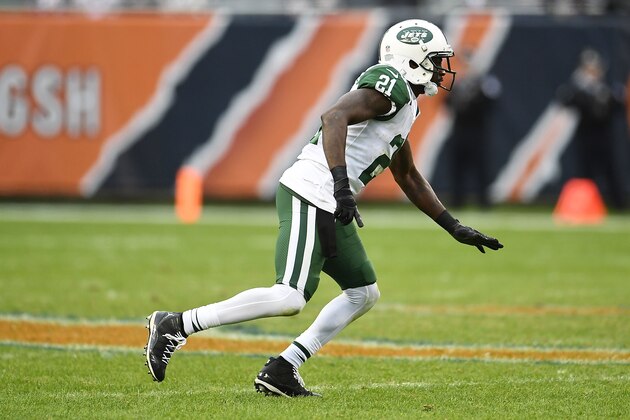 CHICAGO, IL - OCTOBER 28:  Morris Claiborne #21 of the New York Jets reacts to a play during a game against the Chicago Bears at Soldier Field on October 28, 2018 in Chicago, Illinois.  The Bears defeated the Jets 24-10.  (Photo by Stacy Revere/Getty Images)