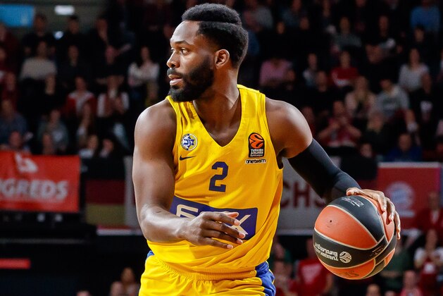 MUNICH, GERMANY - MARCH 07: Jeremy Pargo of Maccabi Fox Tel Aviv controls the ball during the Turkish Airlines EuroLeague match between FC Bayern Munich and Maccabi Fox Tel Aviv at Audi Dome on March 07, 2019 in Munich, Germany. (Photo by TF-Images/Getty Images)