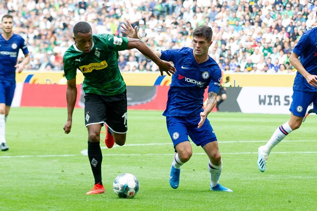 MOENCHENGLADBACH, GERMANY - AUGUST 03: Alassane Plea of Borussia Moenchengladbach and Christian Pulisic of FC Chelsea battle for the ball during the pre-season friendly match between Borussia Moenchengladbach and FC Chelsea at Borussia-Park on August 3, 2019 in Moenchengladbach, Germany. (Photo by TF-Images/Getty Images)