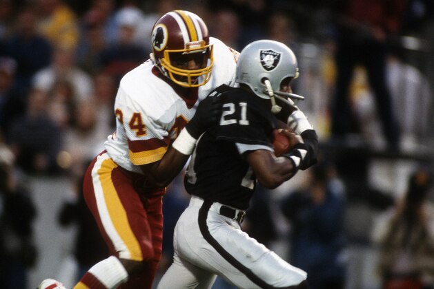TAMPA, FL - JANUARY 22:  Cliff Branch #21 of the Los Angeles Raiders catches a pass while defended by Anthony Washington #24 of the Washington Redskins during Super Bowl XVIII on January 22, 1984 at Tampa Stadium in Tampa, Florida. The Raiders won the Super Bowl 38 - 9. (Photo by Focus on Sport/Getty Images)