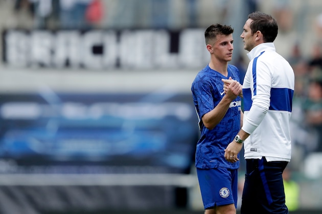 MONCHENGLADBACH, GERMANY - AUGUST 3: (L-R) Mason Mount of Chelsea FC, coach Frank Lampard of Chelsea FC  during the Club Friendly   match between Borussia Monchengladbach v Chelsea at the Borussia Park on August 3, 2019 in Monchengladbach Germany (Photo by Laurens Lindhout/Soccrates/Getty Images)