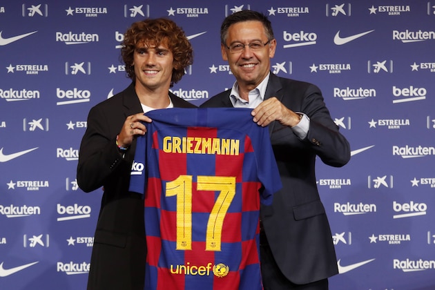 BARCELONA, SPAIN - JULY 14: President Josep Maria Bartomeu of FC Barcelona and Antoine Griezmann of FC Barcelona present Griezmann's jersey during the press conference of FC Barcelona at Camp Nou on July 14, 2019 in Barcelona, Spain. (Photo by TF-Images/TF-Images via Getty Images)