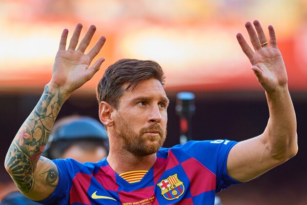 BARCELONA, SPAIN - AUGUST 04: Leo Messi of FC Barcelona waves to the crowd during the Joan Gamper trophy friendly match at Nou Camp between FC Barcelona and Arsenal at Nou Camp on August 4, 2019 in Barcelona, Spain. (Photo by David Aliaga/MB Media/Getty Images)