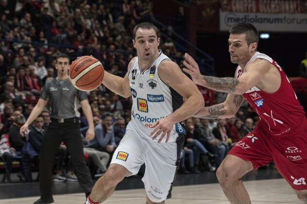 MILAN, ITALY - JANUARY 6: Aaron Craft, #13 of Dolomiti Energia Trentino dribbles during the LBA Lega Basket Serie A Round 14 match between AX Armani Exchange Olimpia Milano and Dolomiti Energia Trentino at Mediolanum Forum on January 6, 2019 in Milan, Italy. (Photo by Emanuele Cremaschi/Getty Images)
