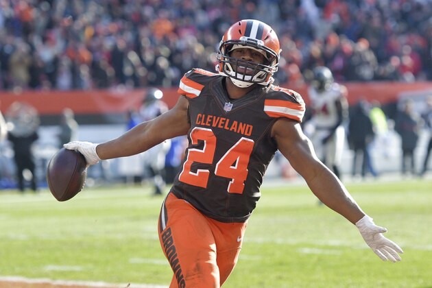 Nick Chubb, corredor de los Browns de Cleveland, festeja luego de anotar ante los Falcons de Atlanta, en el encuentro del domingo 11 de noviembre de 2018 (AP Foto/David Richard)