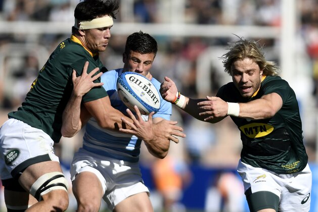 Argentina's Los Pumas Bautista Delguy (C) vies for the ball with South Africa's Springboks Francois Louw (L) and Faf De Klerk (R) during a Rugby Championship 2018 test match at Malvinas Argentinas stadium in Mendoza, some 1050 km west of Buenos Aires, Argentina on August 25, 2018. - Argentina's Los Pumas won by 32-19. (Photo by Andres Larrovere / AFP)        (Photo credit should read ANDRES LARROVERE/AFP/Getty Images)