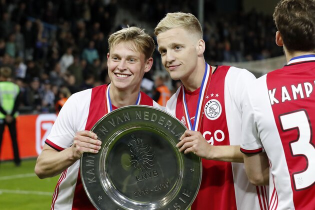 (L-R) Frenkie de Jong of Ajax, Donny van de Beek of Ajax with the Dutch Eredivisie trophy, dish during the Dutch Eredivisie match between De Graafschap Doetinchem and Ajax Amsterdam at De Vijverberg stadium on May 15, 2019 in Doetinchem, The Netherlands(Photo by VI Images via Getty Images)