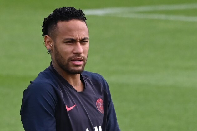 TOPSHOT - Paris Saint-Germain's Brazilian forward Neymar holds his right wrist as he attends a training session for the French L1 football club Paris Saint-Germain in Saint-Germain-en-Laye, near Paris, on August 10, 2019. (Photo by Dominique FAGET / AFP)        (Photo credit should read DOMINIQUE FAGET/AFP/Getty Images)
