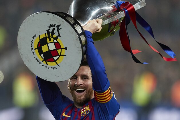 BARCELONA, SPAIN - APRIL 27: Lionel Messi of FC Barcelona celebrates with the La Liga trophy following his team's victory in the La Liga match between FC Barcelona and Levante UD at Camp Nou on April 27, 2019 in Barcelona, Spain. (Photo by Quality Sport Images/Getty Images)