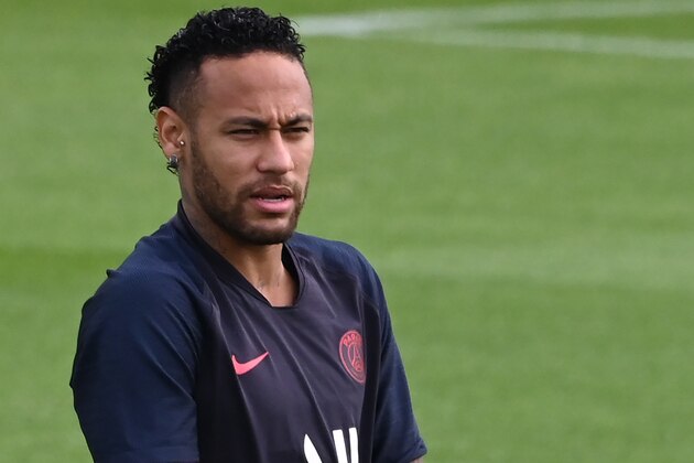 TOPSHOT - Paris Saint-Germain's Brazilian forward Neymar holds his right wrist as he attends a training session for the French L1 football club Paris Saint-Germain in Saint-Germain-en-Laye, near Paris, on August 10, 2019. (Photo by Dominique FAGET / AFP)        (Photo credit should read DOMINIQUE FAGET/AFP/Getty Images)