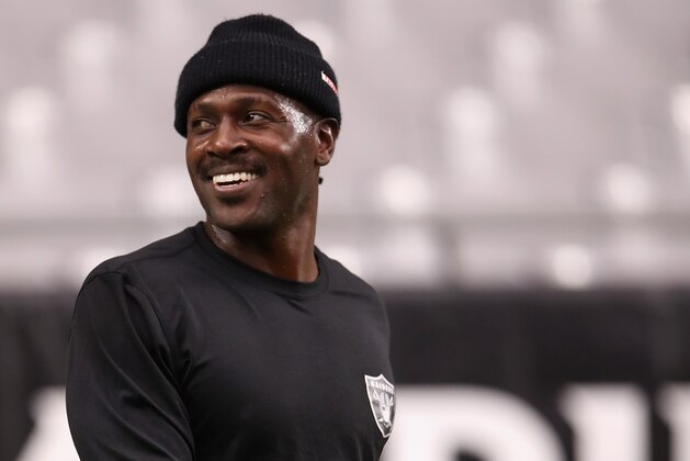 GLENDALE, ARIZONA - AUGUST 15:  Wide receiver Antonio Brown #84 of the Oakland Raiders warms up before the NFL preseason game against the Arizona Cardinals at State Farm Stadium on August 15, 2019 in Glendale, Arizona. (Photo by Christian Petersen/Getty Images)