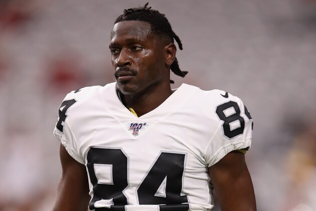 GLENDALE, ARIZONA - AUGUST 15:  Wide receiver Antonio Brown #84 of the Oakland Raiders warms up before the NFL preseason game against the Arizona Cardinals at State Farm Stadium on August 15, 2019 in Glendale, Arizona. (Photo by Christian Petersen/Getty Images)