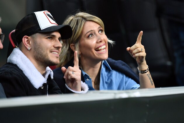 MILAN, ITALY - FEBRUARY 21: Mauro Icardi (L) and Wanda Nara look on in VIP standing during the UEFA Europa League Round of 32 Second Leg match between FC Internazionale and SK Rapid Wien at San Siro on February 21, 2019 in Milan, Italy. (Photo by Tullio Puglia/Getty Images)