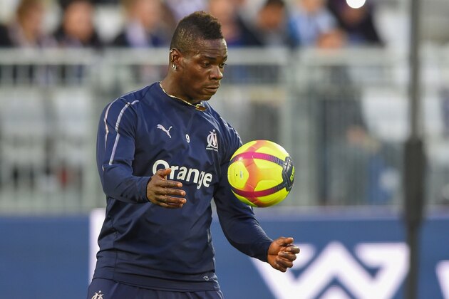 Marseille's Italian forward Mario Balotelli controls the ball as he warms up prior to the French Ligue 1 football match between Bordeaux (FCGB) and Marseille (OM) on April 5, 2019 at the Matmut Atlantique stadium in Bordeaux, southwestern France. (Photo by NICOLAS TUCAT / AFP)        (Photo credit should read NICOLAS TUCAT/AFP/Getty Images)