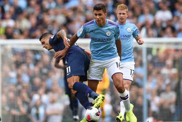 Tottenham Hotspur's Argentinian midfielder Erik Lamela (L) vies with Manchester City's Spanish midfielder Rodri during the English Premier League football match between Manchester City and Tottenham Hotspur at the Etihad Stadium in Manchester, north west England, on August 17, 2019. (Photo by Oli SCARFF / AFP) / RESTRICTED TO EDITORIAL USE. No use with unauthorized audio, video, data, fixture lists, club/league logos or 'live' services. Online in-match use limited to 120 images. An additional 40 images may be used in extra time. No video emulation. Social media in-match use limited to 120 images. An additional 40 images may be used in extra time. No use in betting publications, games or single club/league/player publications. /         (Photo credit should read OLI SCARFF/AFP/Getty Images)