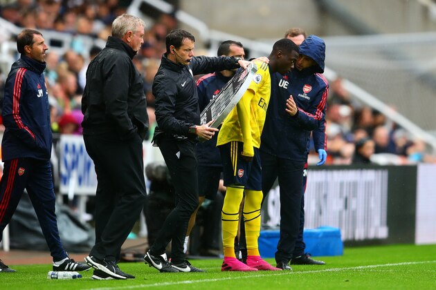 NEWCASTLE UPON TYNE, ENGLAND - AUGUST 11: Arsenal manager Unai Emery speaks with Nicolas Pepe as he prepares to enter the field during the Premier League match between Newcastle United and Arsenal FC at St. James Park on August 11, 2019 in Newcastle upon Tyne, United Kingdom. (Photo by Chris Brunskill/Fantasista/Getty Images)