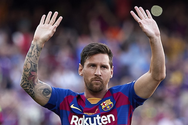 BARCELONA, SPAIN - AUGUST 04: Lionel Messi of FC Barcelona waves to the crowd prior to the Joan Gamper Trophy match between FC Barcelona and Arsenal at Nou Camp on August 04, 2019 in Barcelona, Spain. (Photo by Quality Sport Images/Getty Images)